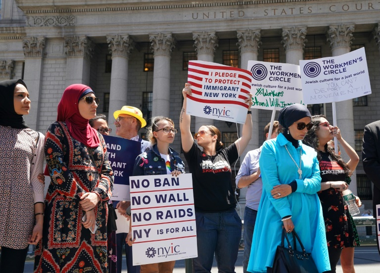 تظاهرة ضد قرار قضائي يبقس الحظر المفروض على الوافدين إلى الولايات المتحدة من دول مسلمة في نيويورك في 26 حزيران/يونيو 2018