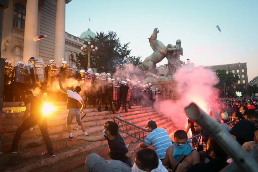 إصابة 10 شرطيين في صدامات بين الشرطة الصربية ومحتجين