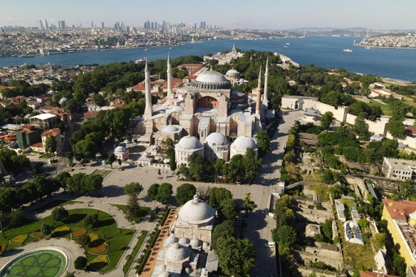 لقطة من الجو لآيا صوفيا في اسطنبول