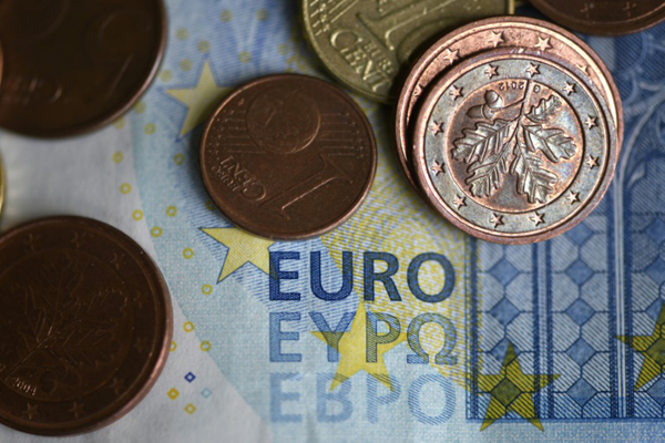 صورة التقطت بتاريخ 27 يناير 2020 لعملة اليورو في دورتموند بألمانيا