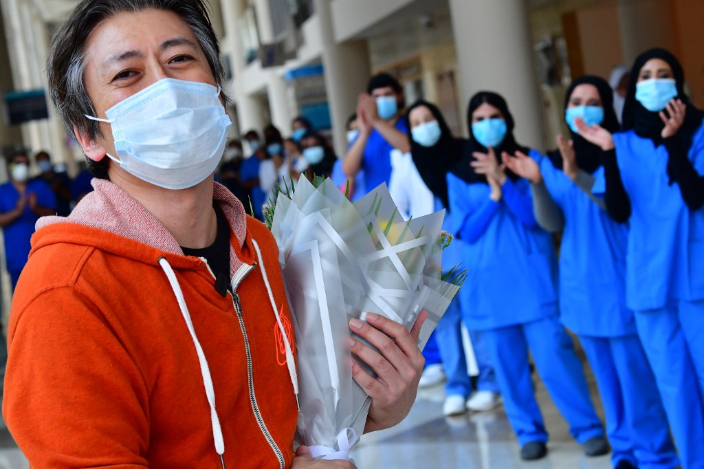 آخر مصابي كورونا يغادر المستشفى الميداني في دبي وسط تصفيق الأطباء والممرضات