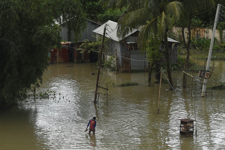 رجل يسير في مياه الفيضانات في سونامغونغ ببنغلادش في 14 يوليو 2020
