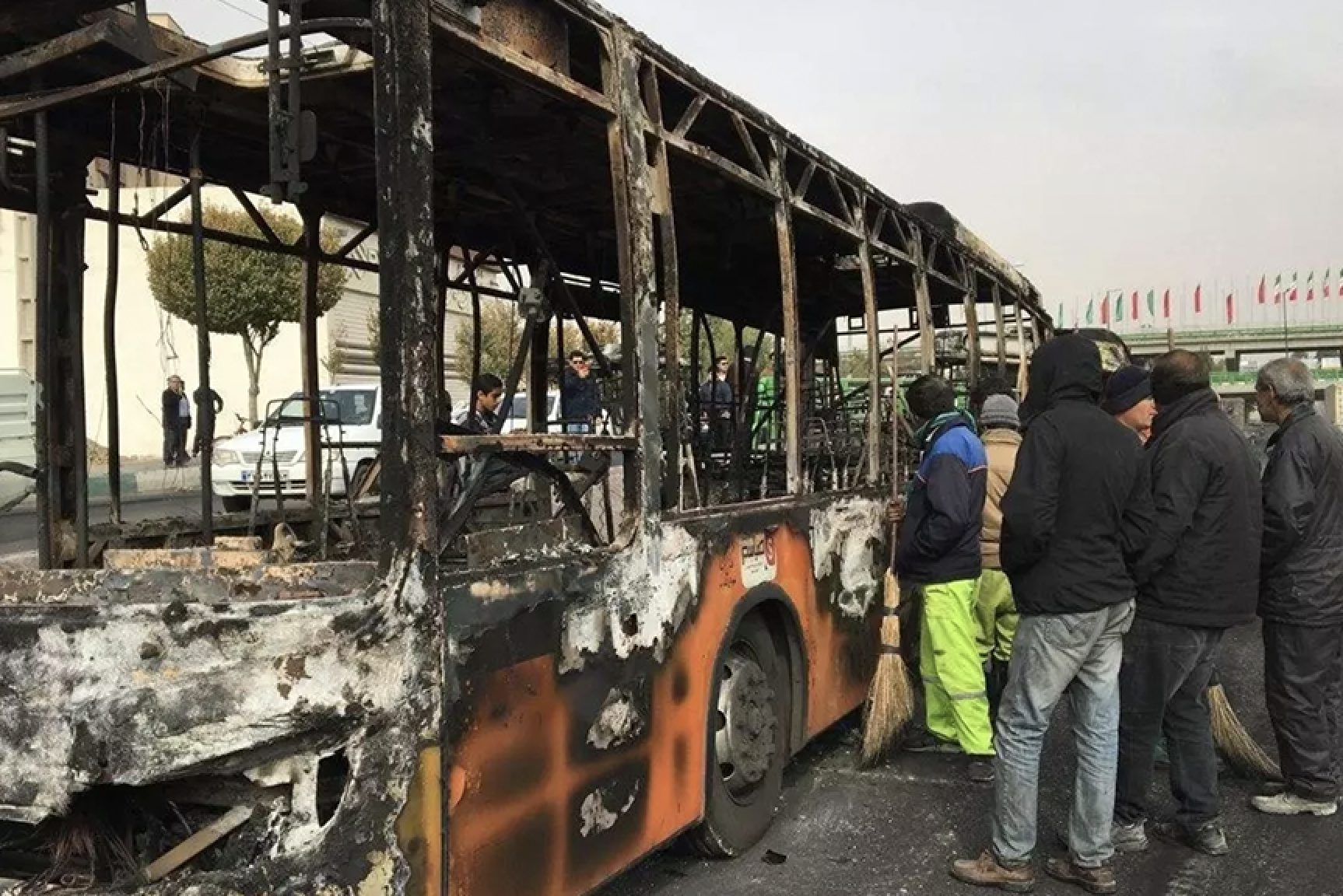 حطام حافلة أضرمت فيها النيران فيها خلال تظاهرة سابقة للاحتجاج على ارتفاع أسعار الوقود في أصفهان