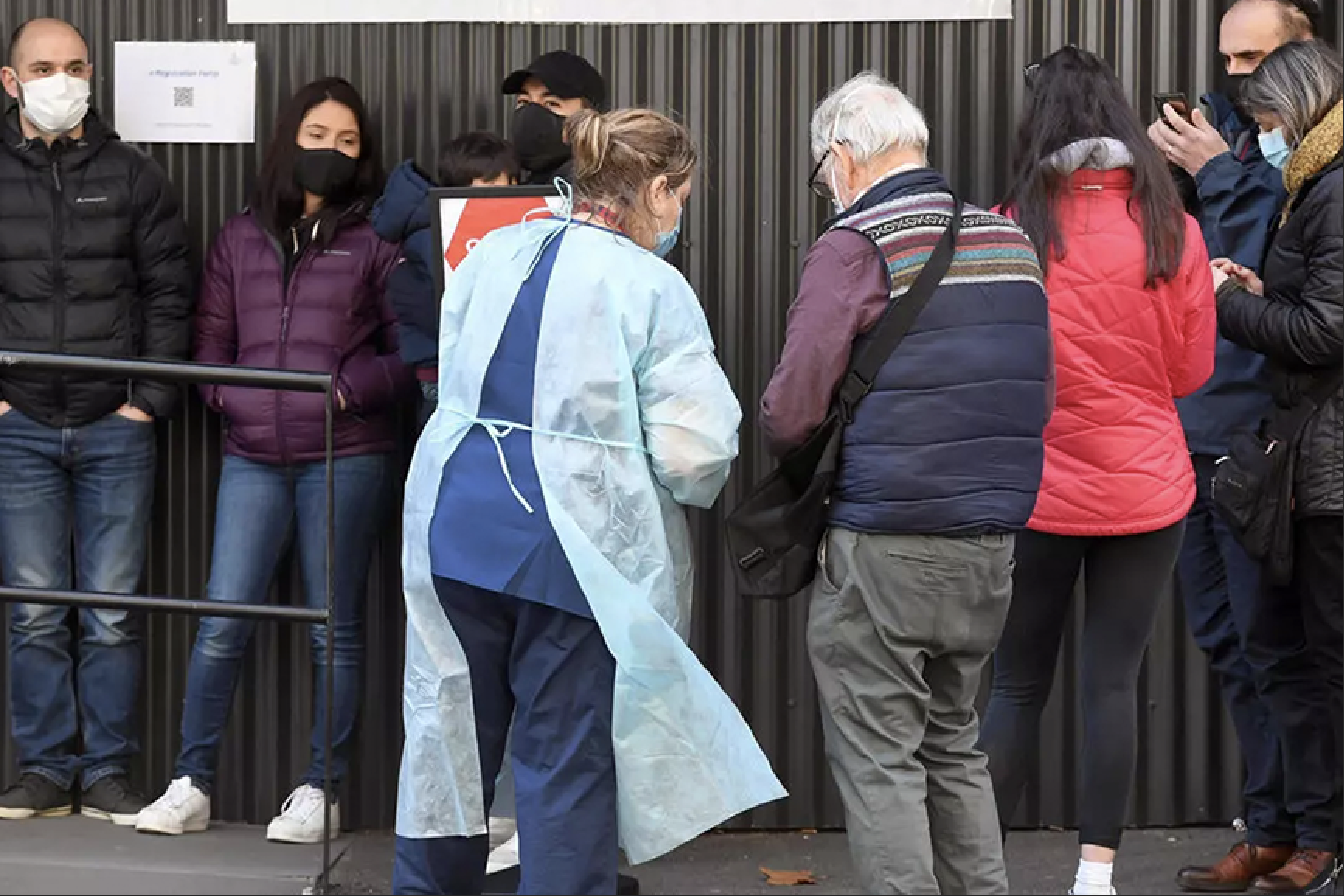 أشخاص ينتظرون أمام أحد مستشفيات ملبورن للخضوع لاختبار كوفيد-19