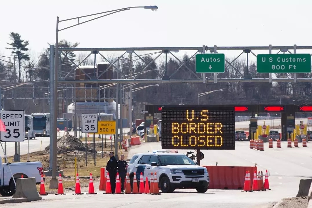 حاجز لشرطة الحدود الأميركية أمام أحد المعابر المغلقة بين الولايات المتحدة وكندا في 22 مارس 2020 