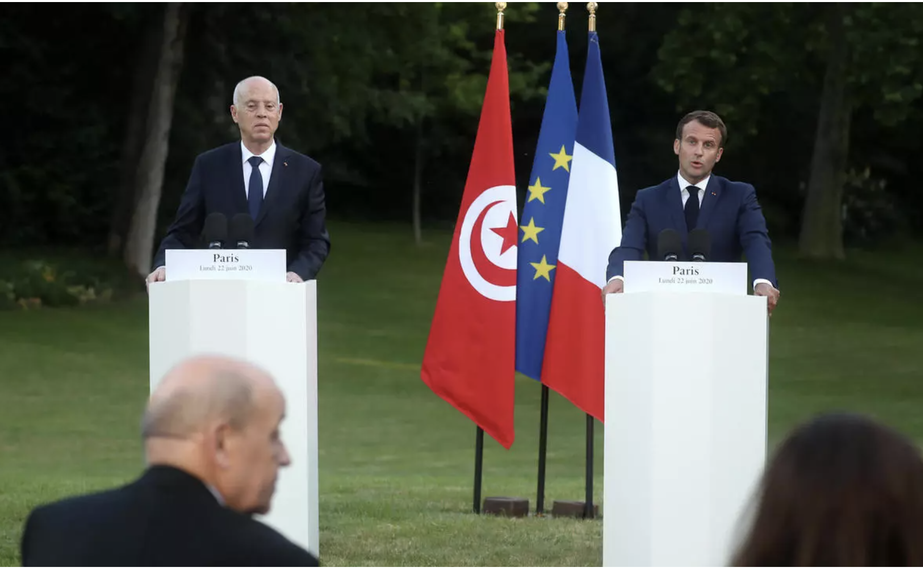الرئيس التونسي قيس سعيّد في مؤتمر صحافي مشترك مع نظيره الفرنسي إيمانويل ماكرون في باريس