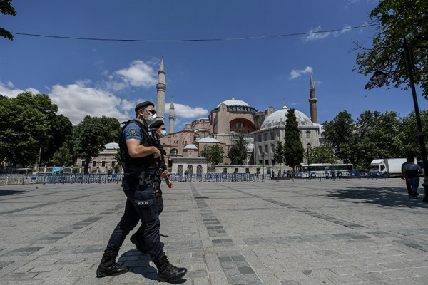 شرطيان تركيان يجوبان في محيط آيا صوفيا في اسطنبول