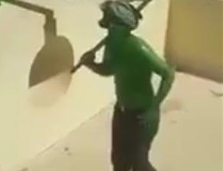 الرجل الأخضر المصري كما ظهر في مقاطع الفيديو