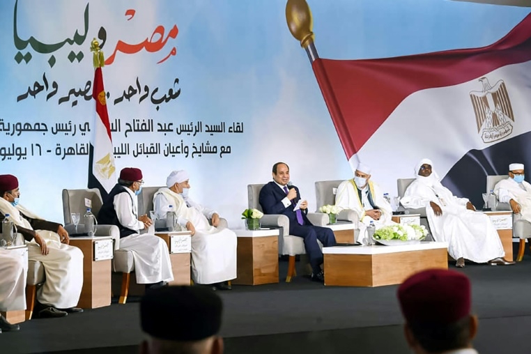 الرئيس عبد الفتاح السيسي أثناء لقائه بشيوخ قبائل ليبية خلال مؤتمر في القاهرة