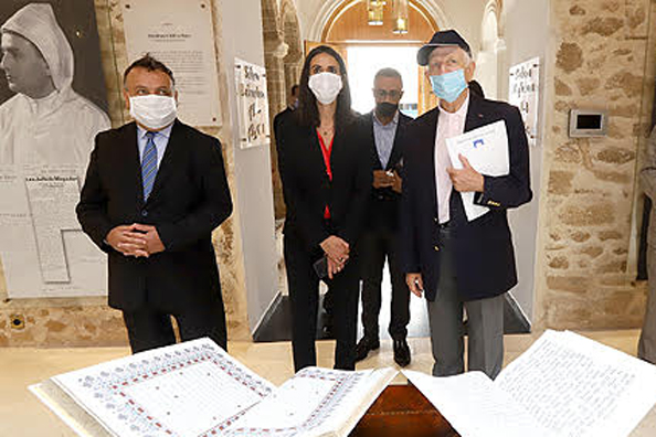 المستشار الملكي أندريه أزولاي والوزير فتاح العلوي والمحافظ المالكي خلال زيارتهم لأحد المعالم الثقافية في الصويرة السبت (ماب) 