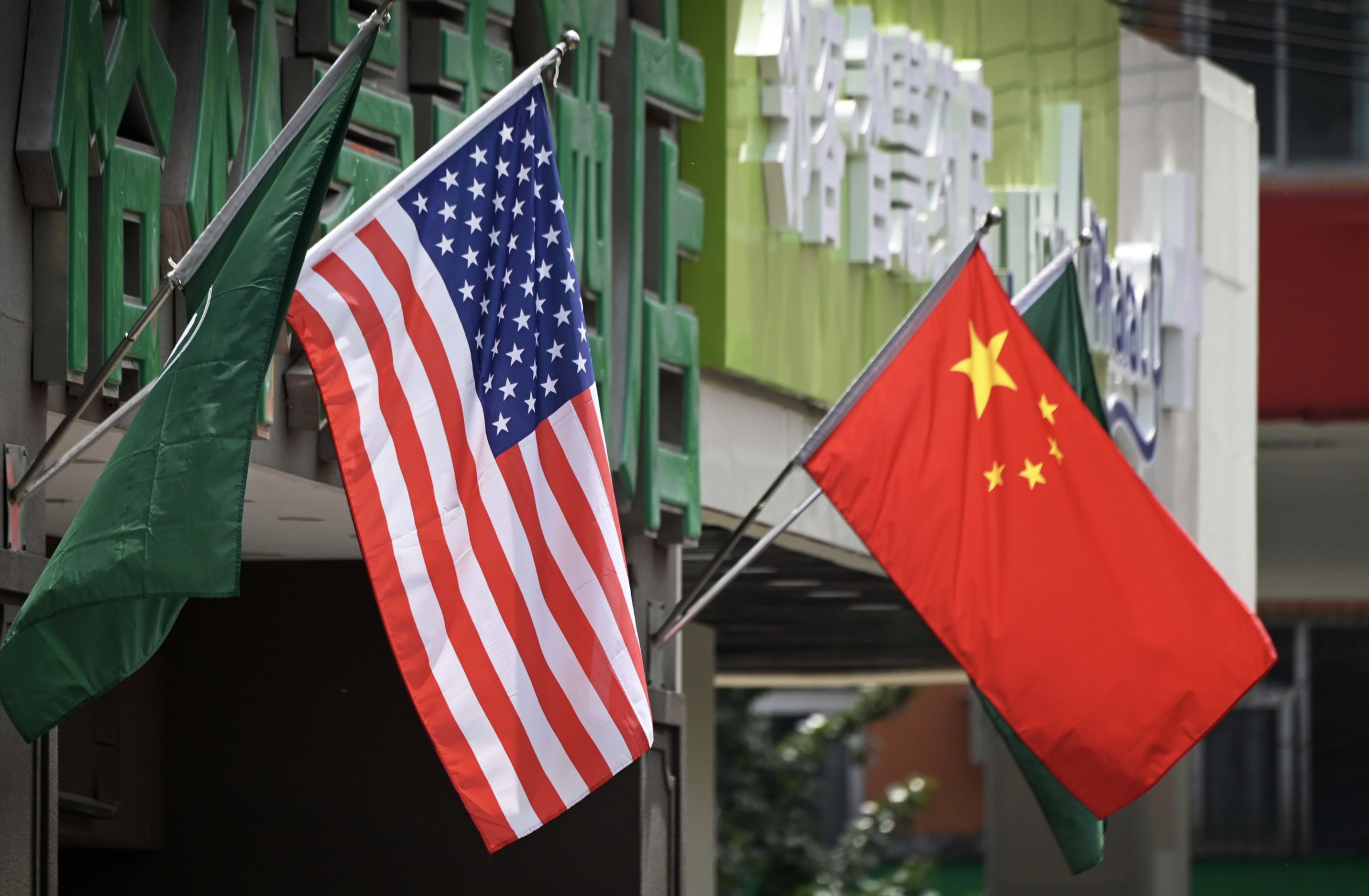 العلمان الأميركي والصيني كما يظهران على مدخل فندق في بيجينغ