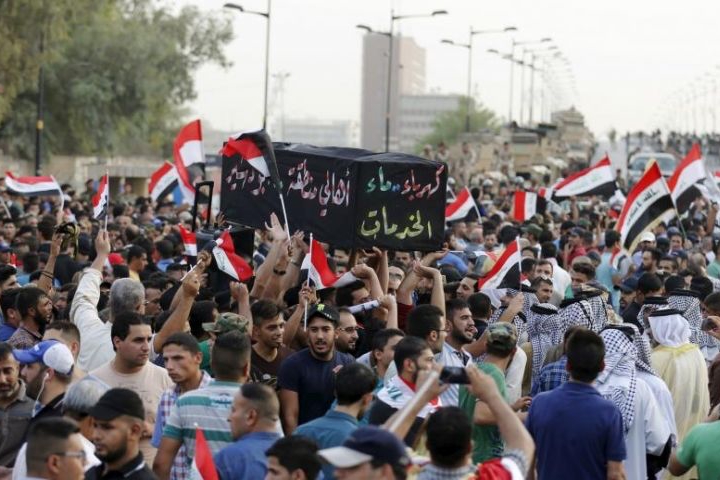 ⁨تظاهرات عراقية اسقطت الحكومة السابقة احتجاجا على نقص الكهرباء وبقية الخدمات⁩