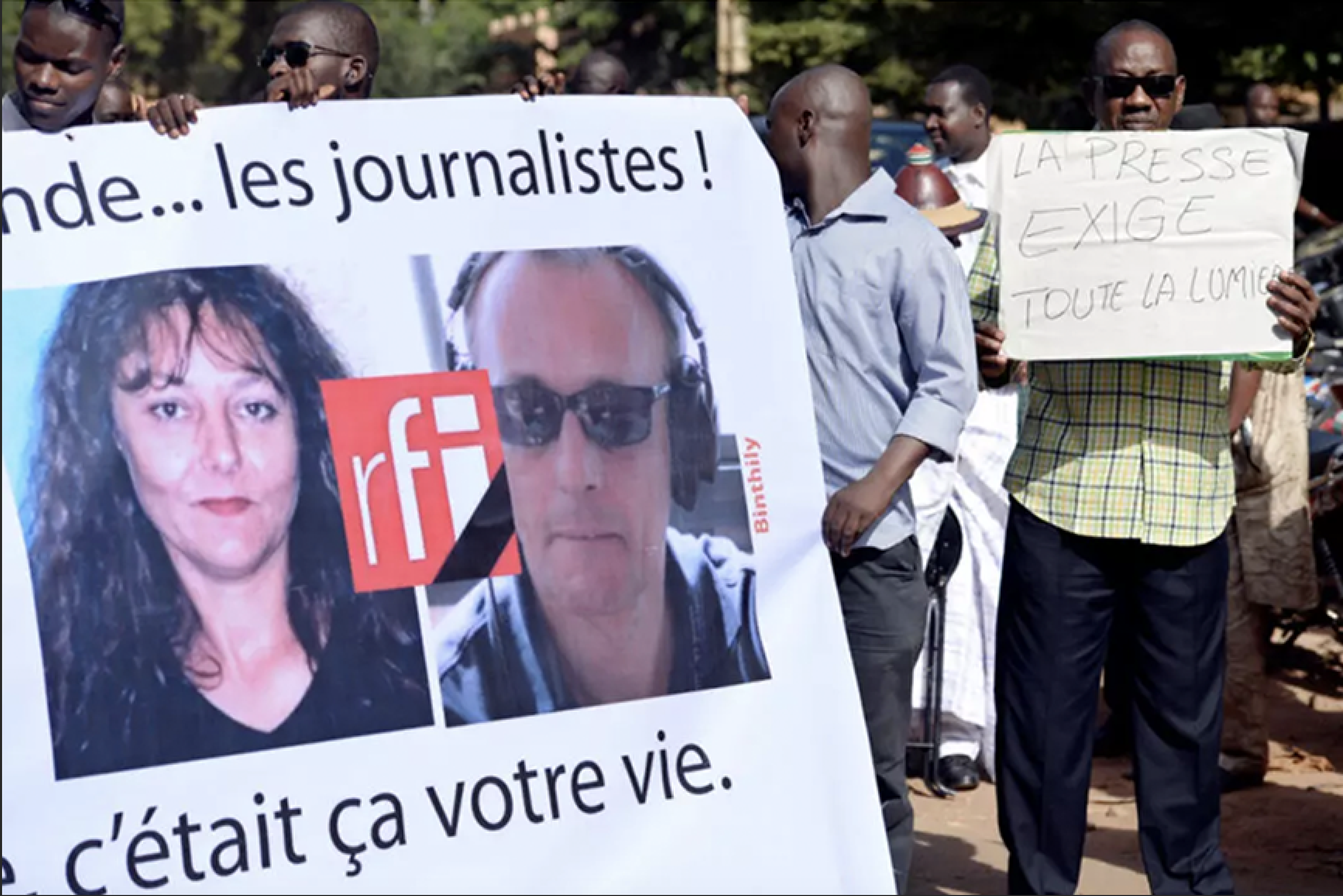 صحافيون ماليون يتظاهرون في العاصمة باماكو تنديداً بجريمة اغتيال الصحافيين الفرنسيين في 4 تشرين الثاني 2015