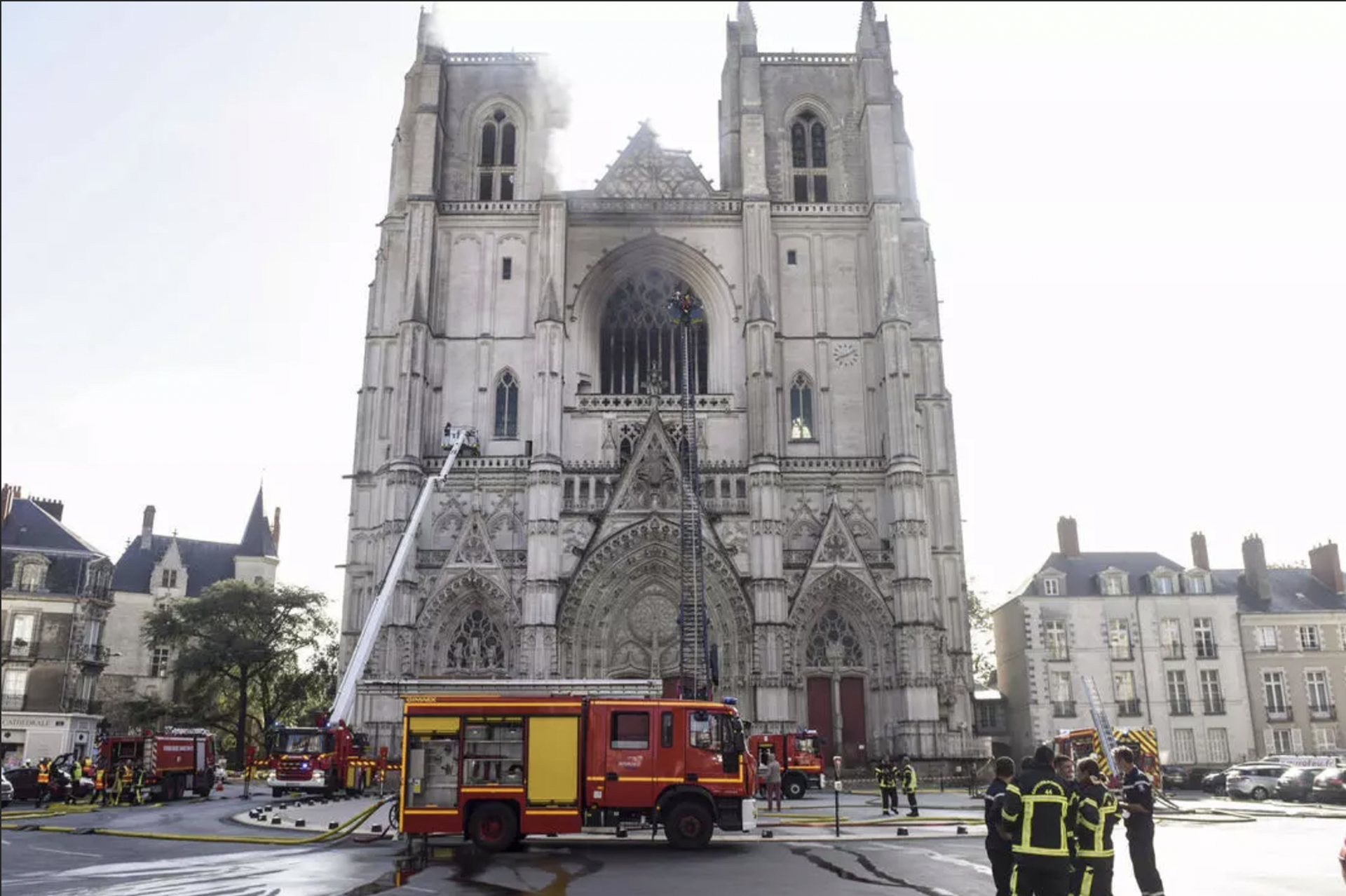 طوق رجال الإطفاء النيران المندلعة في كاتيدرائية نانت