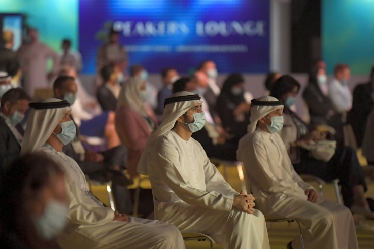 ولي عهد دبي الشيخ حمدان بن محمد آل مكتوم (إلى اليسار) خلال أول مؤتمر فعلي في الإمارة في 16 يوليو 2020 منذ فرض القيود للوقاية من فيروس كورونا في مارس
