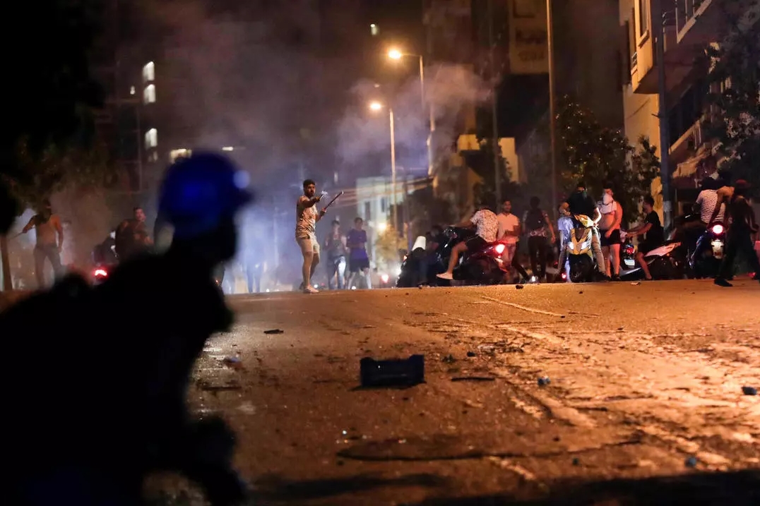 صدامات بين متظاهرين وعناصر من قوات حفظ النظام خلال احتجاجات في بيروت على تردي الأوضاع الاقتصادية في 12 يونيو 2020