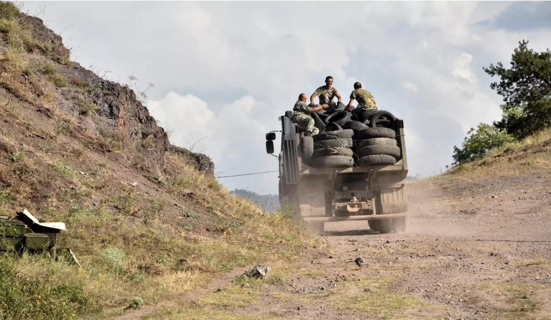 شاحنة أرمنية لنقل الجند على الحدود الارمنية الاذربيجانية