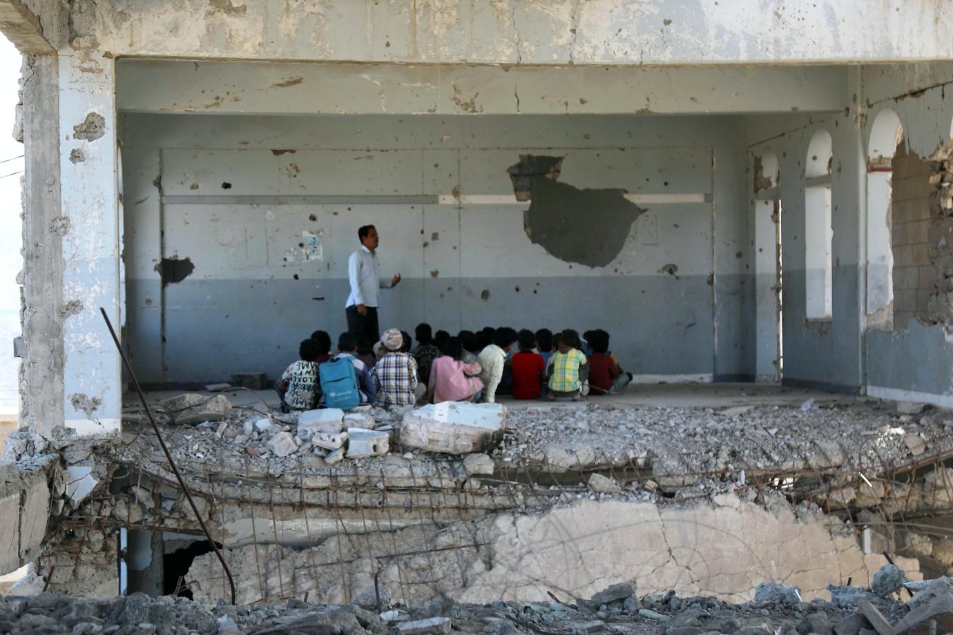 حصة دراسية مطلع العام الدراسي في فصل دراسي مدمر في تعز، اليمن