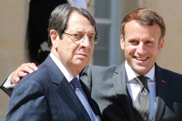 الرئيس الفرنسي مستقبلًا نظيره القبرصي في قصر الإليزيه