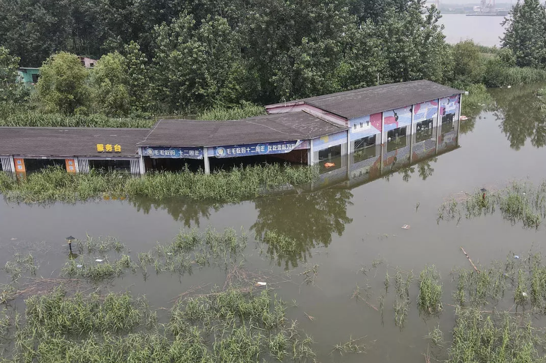 فيضانات قرب نهر يانغتسي في مقاطعة جيانغسو الصينية صباح اليوم 20 يوليو 2020