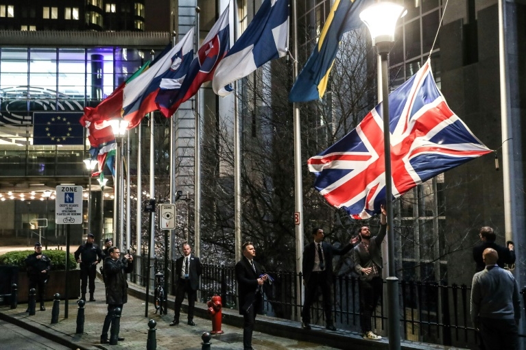 موظفون ينزلون علم بريطانيا في بروكسل في يوم بريكست في 31 يناير 2020.