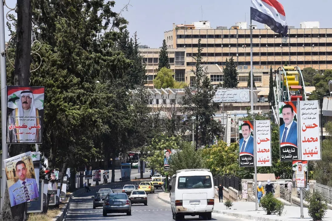 الحملات الانتخابية لمرشحين الى مجلس الشعب لاسوري في شوارع مدينة حلب في شمال سوريا في 15 يوليو 2020
