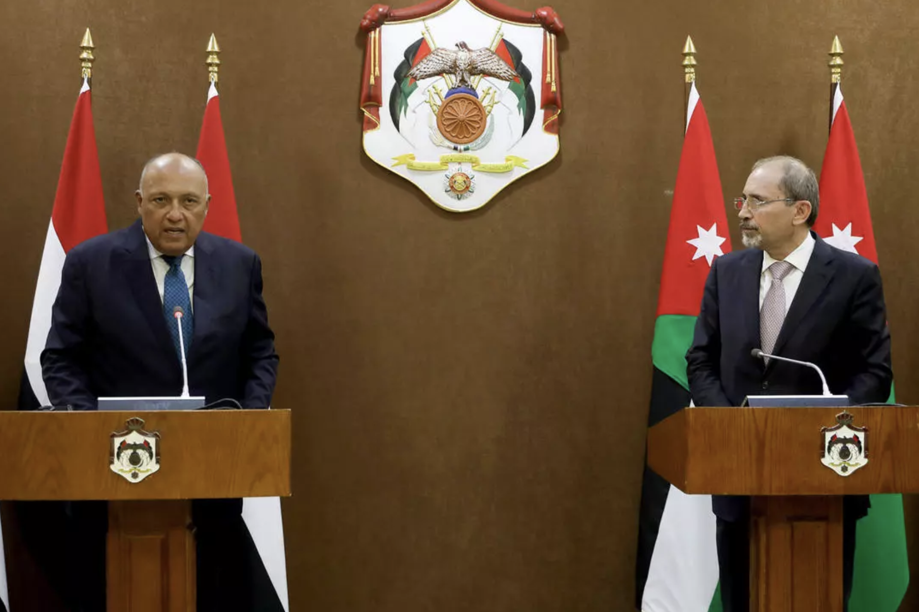وزيرا الخارجية الأردني أيمن الصفدي والمصري سامح شكري خلال مؤتمرهما الصحافي المشترك في عمان الأحد