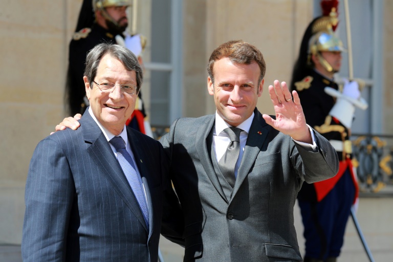 الرئيس الفرنسي ايمانويل ماكرون (يمين) بعد اجتماعه بنظيره القبرصي نيكوس اناستاسيادس في الاليزيه في 23 يوليو 2020