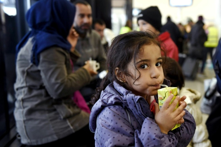 لاجئة عراقية تنتظر الدخول إلى مركز استقبال للاجئين في شمال غرب فنلندا سبتمبر 2015 (أرشيف أ ف ب)