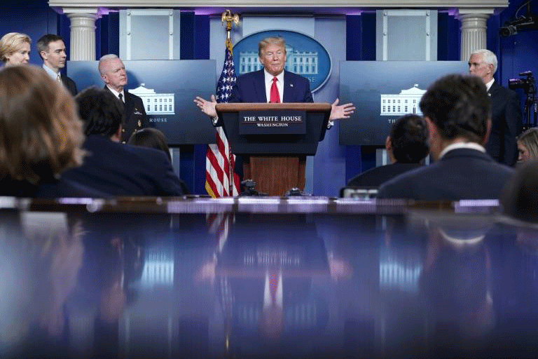 الرئيس ترمب خلال أحد المؤتمرات الصحافية الخاصة بإيجاز حالة كورونا في أبريل 2020