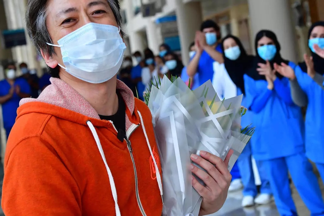 ياباني هو أخر مريض في مستشفى دبي الميداني لفيروس كورونا لدى مغادرته المستشفى في السابع من يوليو 2020 اف ب