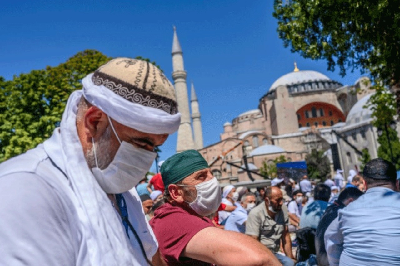 أول صلاة جمعة في 24 يوليو 2020 أمام متحف آيا صوفيا، الذي حولته السلطات حديثاً إلى مسجد