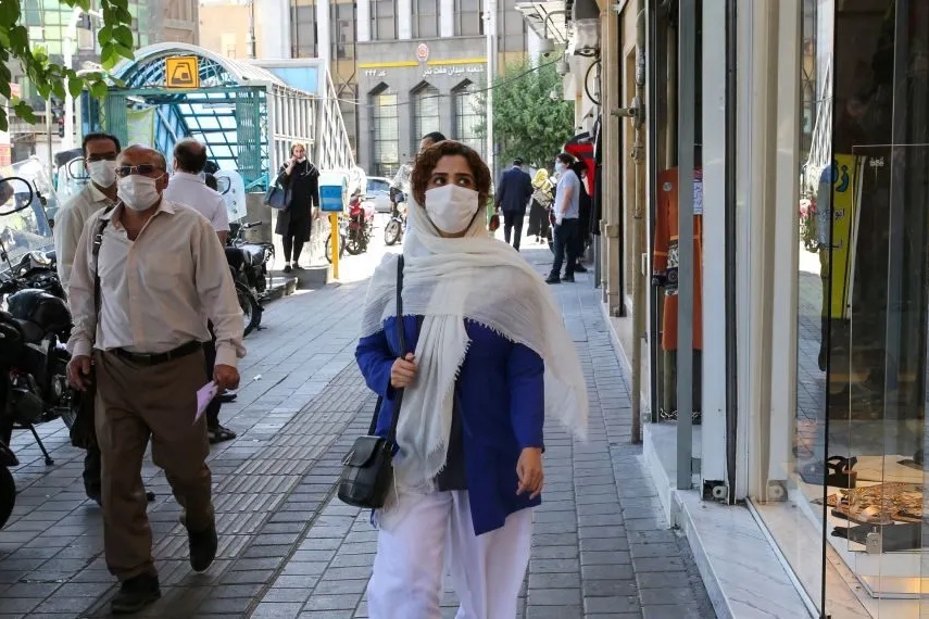 مارة في طهران يرتدون اقنعة واقية