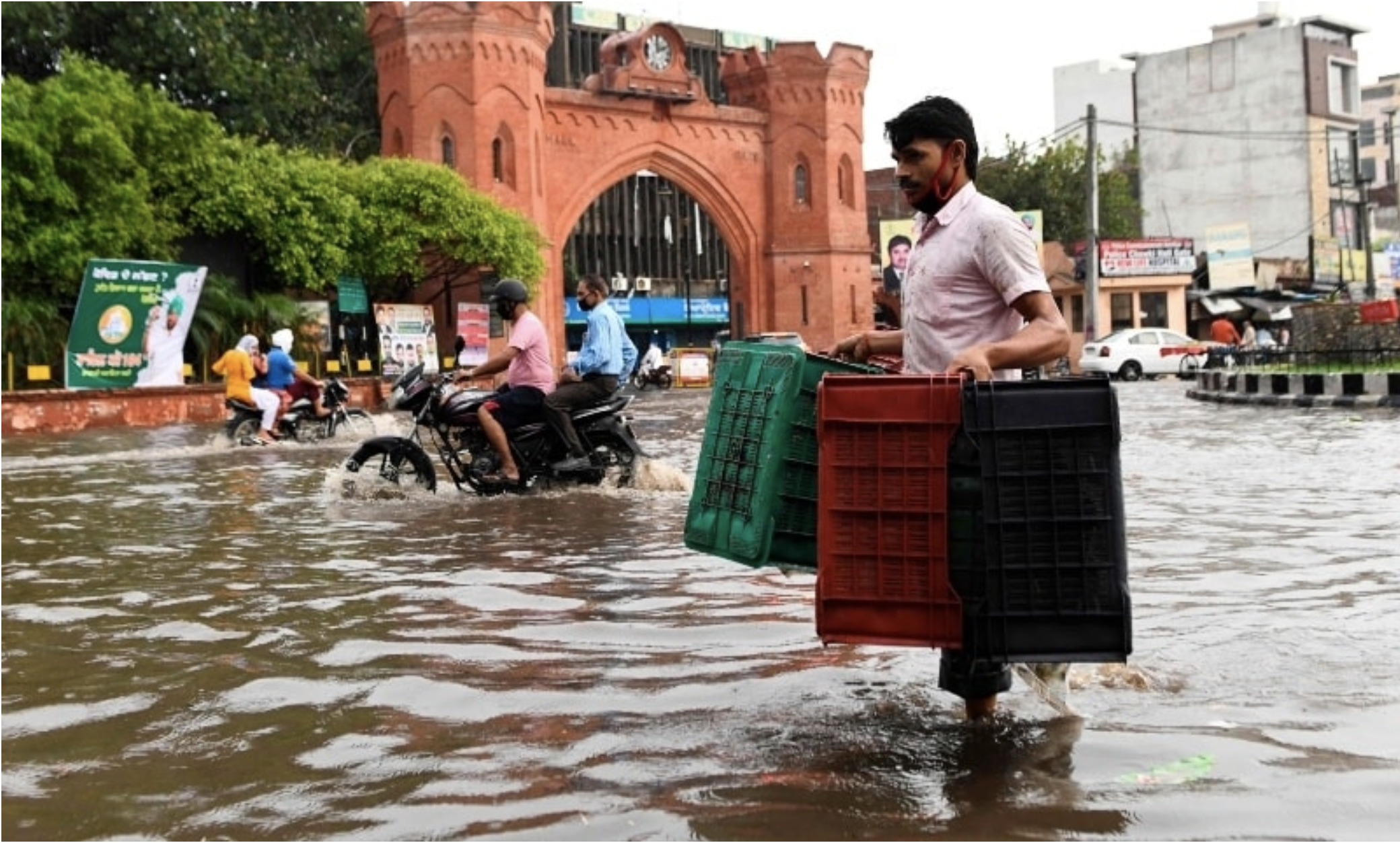الفيضانات تغرق شوارع أمريستار في البنجاب، شمال غرب الهند