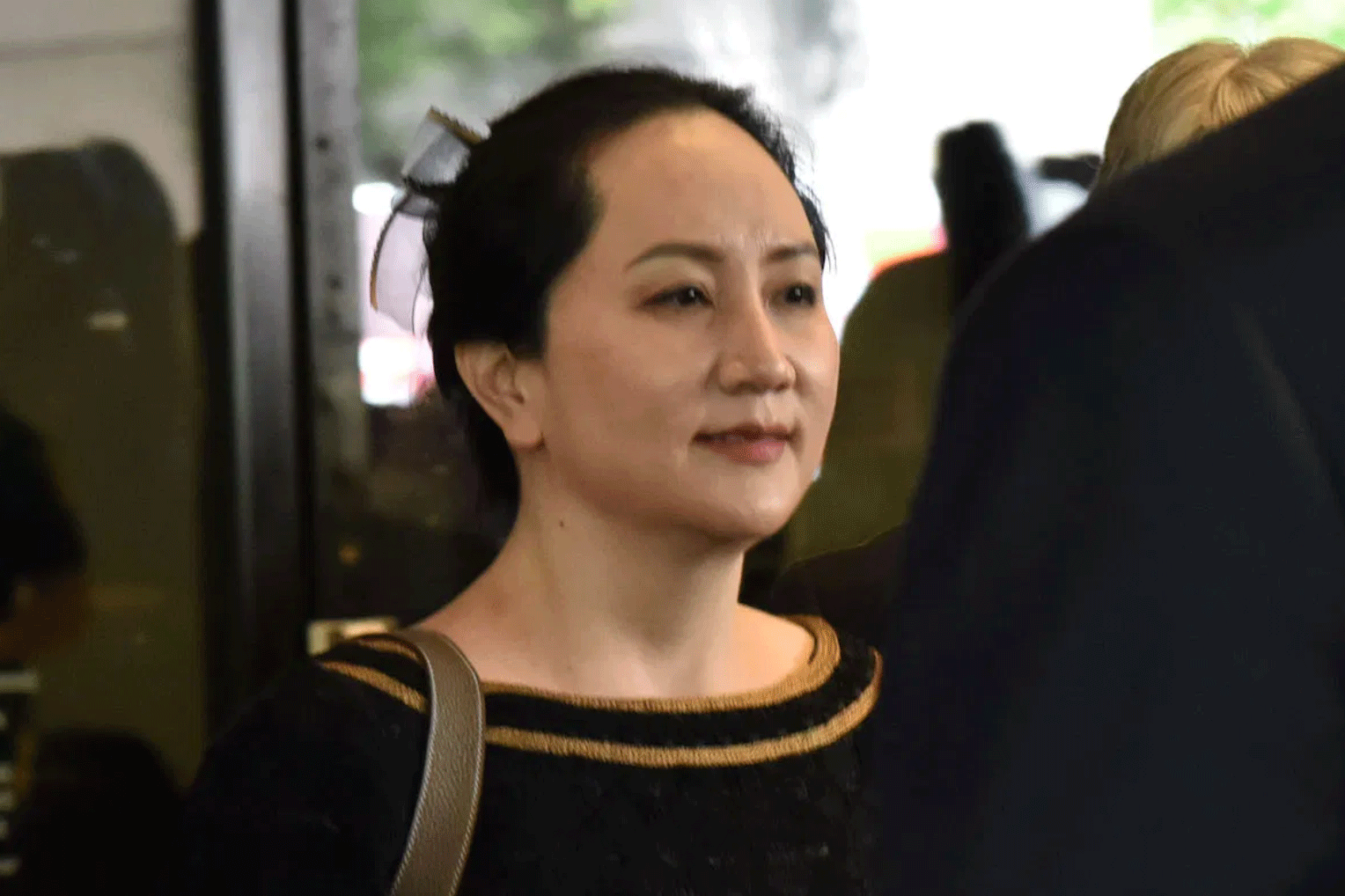 المديرة المالية لمجموعة هواوي مينغ وانتشو تغادر في 27 مايو مبنى المحكمة في فانكوفر 