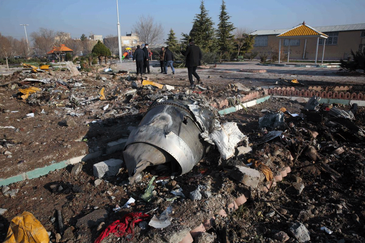 في الصورة الملتقطة في 8 يناير 2020، تظهر فرق الإغاثة بجانب الطائرة الأوكرانية المنكوبة التي كانت تقل 176 راكباً