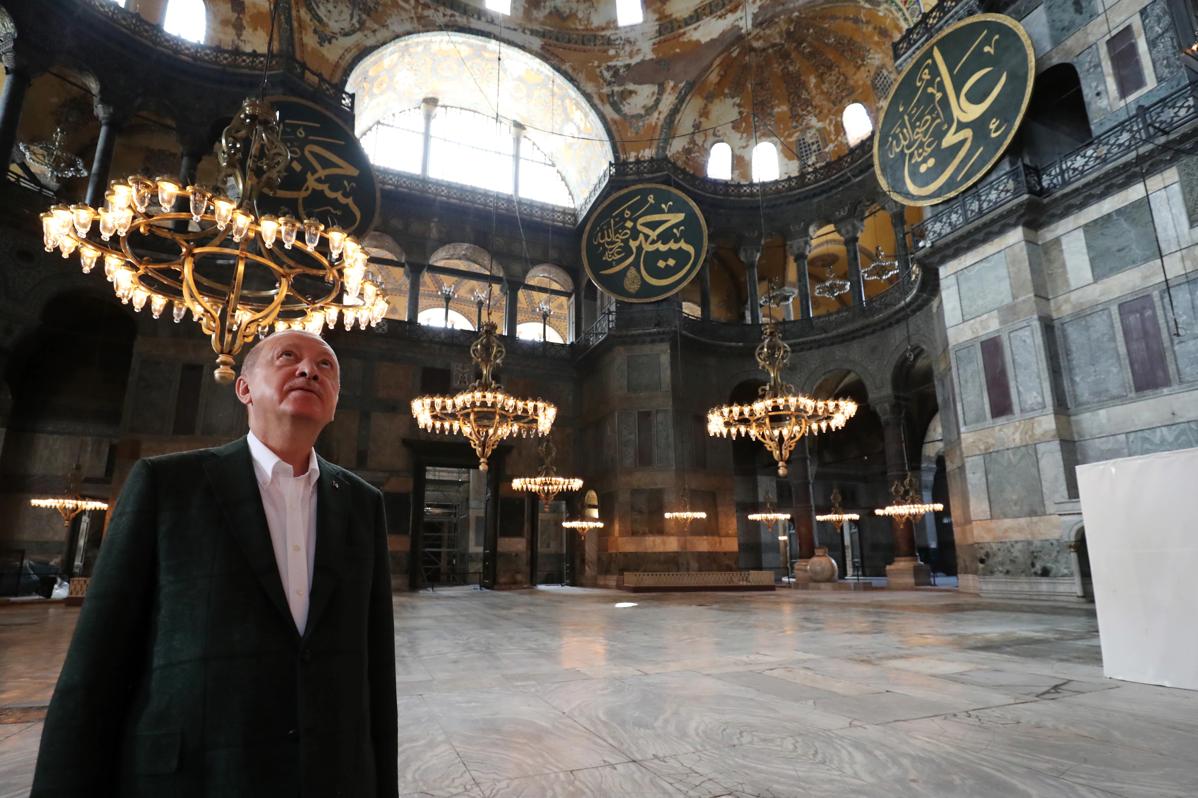إردوغان يزور آيا صوفيا في اسطنبول بعد القرار المثير للجدل بتحويلها إلى مسجد. 19 يوليو.