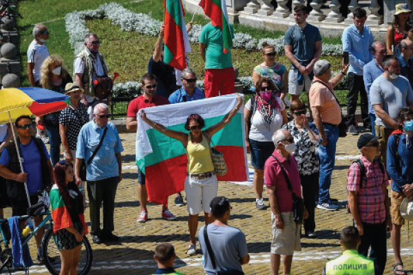 محتجون يطالبون باستقالة رئيس الحكومة البلغاري أمام البرلمان في صوفيا