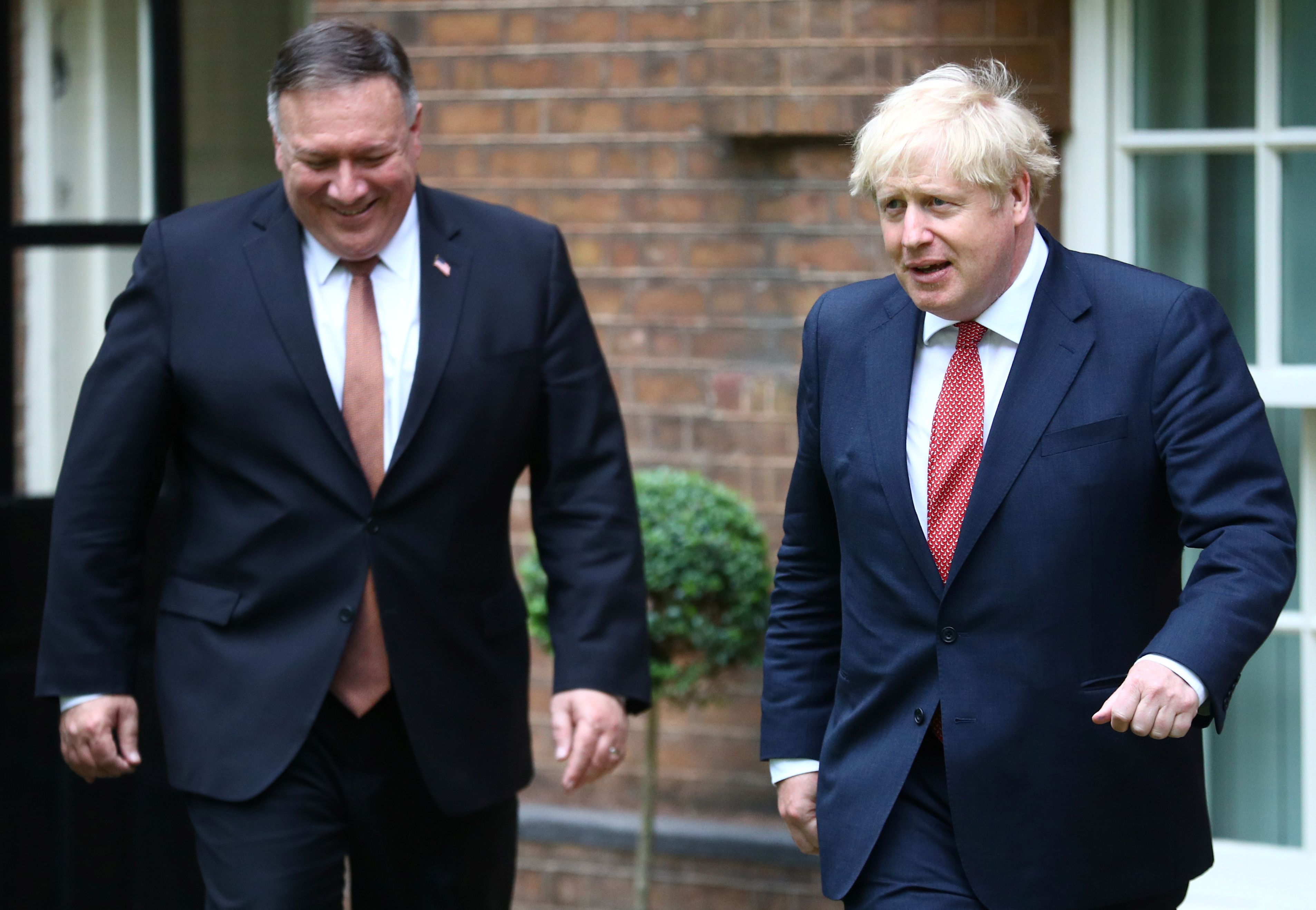وزير الخارجية الأميركي مايك بومبيو (يسار) يحادث رئيس الوزراء البريطاني بوريس جونسون الثلاثاء في لندن