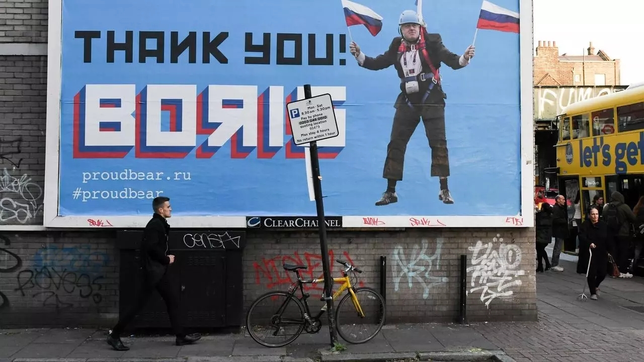 لافتة تصوّر رئيس الوزراء البريطاني بوريس جونسون حاملا علمين روسيين في لندن في 8 نوفمبر 2018