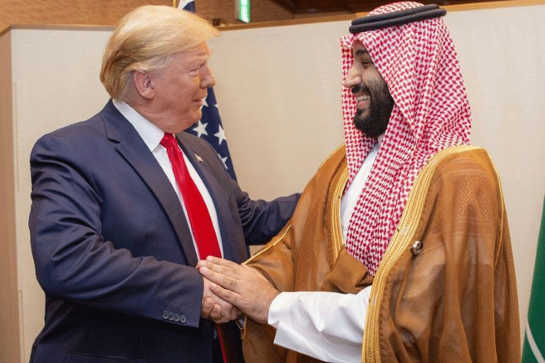 ولي العهد السعودي الأمير محمد بن سلمان يصافح الرئيس الرئيس الأميركي دونالد ترمب في عام 2019 في اليابان.
