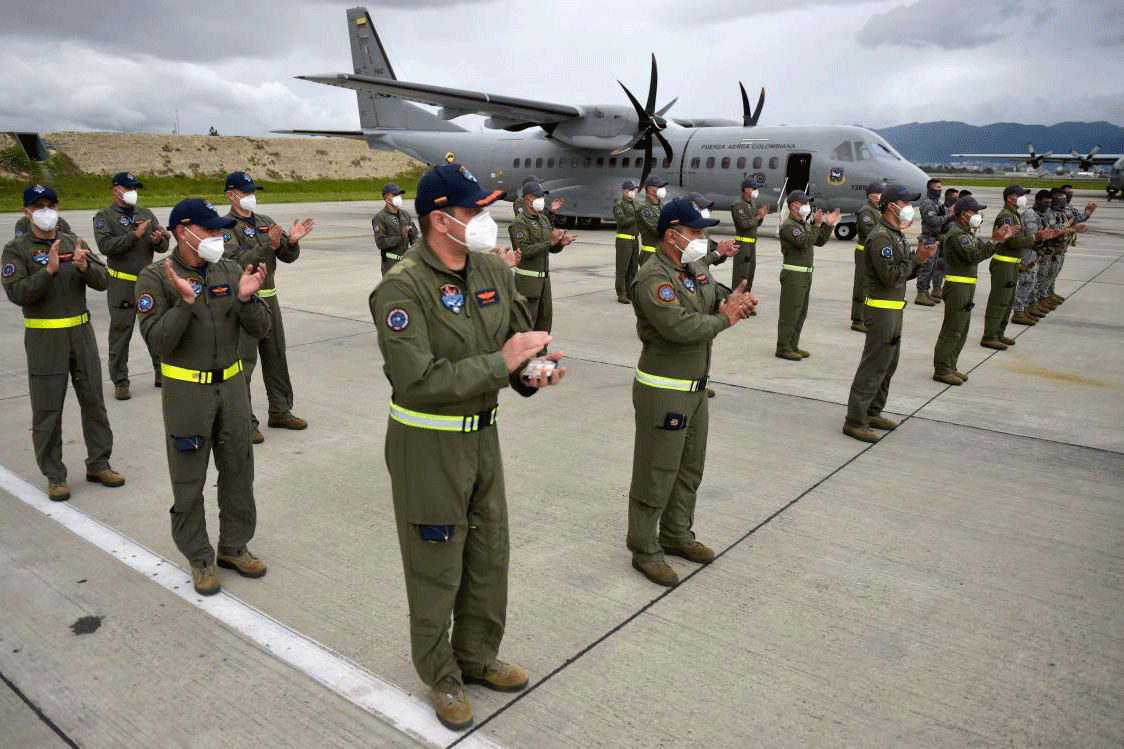 جنود في قاعدة جوية كولومبية يحتلفون بعيد استقلال البلاد العاشر بعد المئتين في بوغوتا، في 20 يوليو 2020