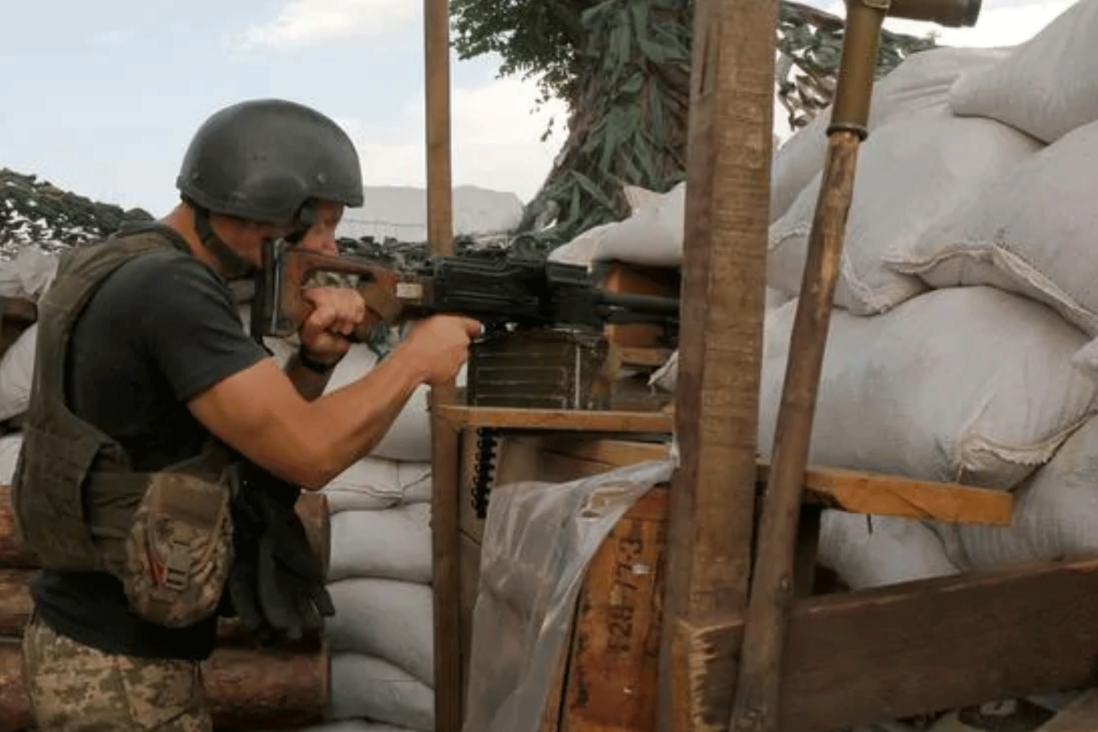 صورة تعود إلى مطلع الشهر الجاري، وتظهر جندياً أوكرانياً يطلق النار باتجاه دونتسك