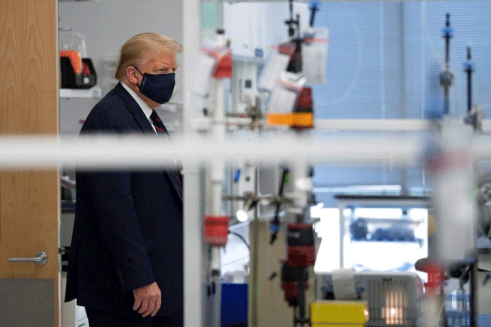 الرئيس الأميركي دونالد ترمب يزور منشأة لتصنيع اللقاح يوم 27 يوليو 2020