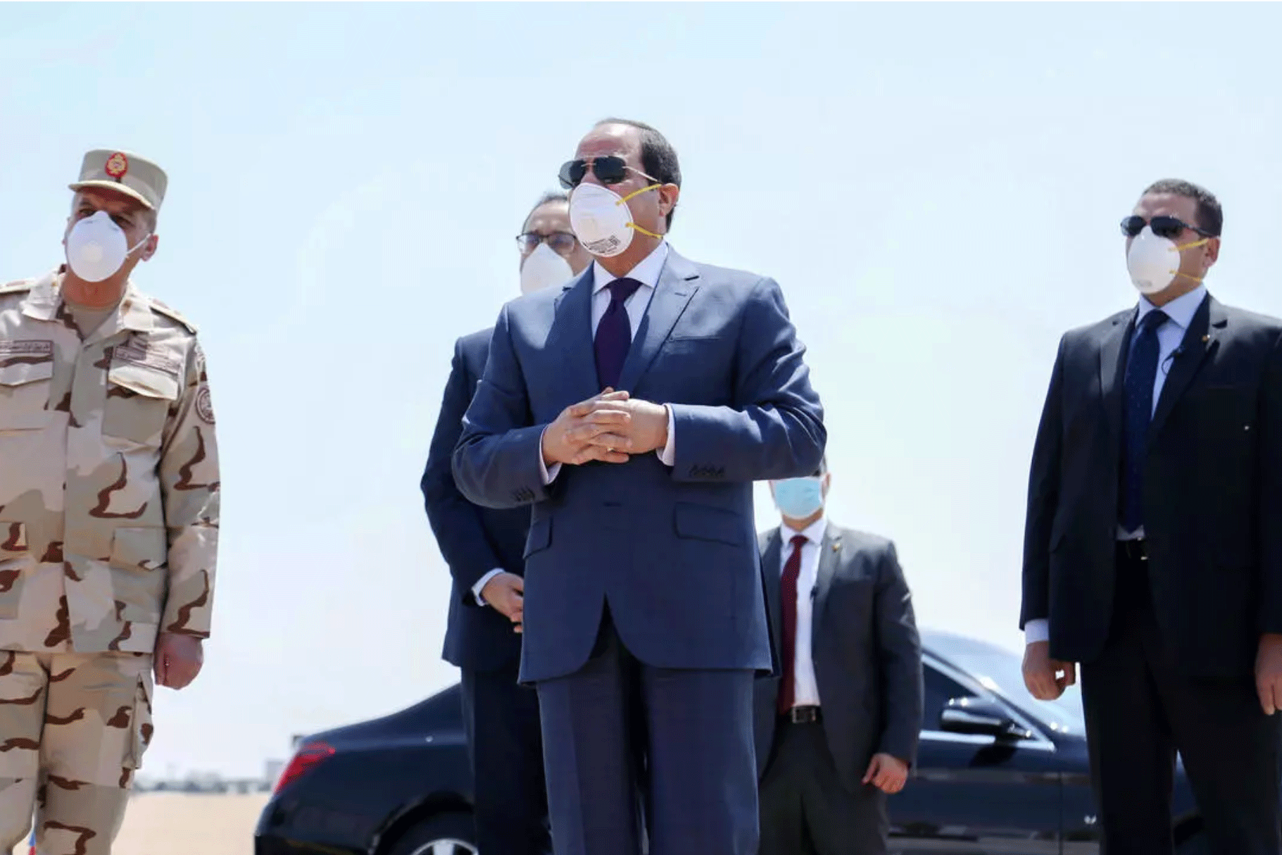 صورة وزعتها الرئاسة المصرية في السابع من أبريل يبدو فيها الرئيس عبد الفتاح السيسي خلال زيارة الى قاعدة عسكرية في شرق القاهرة