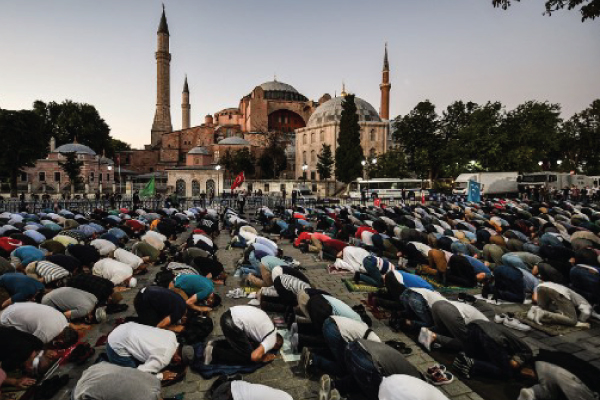 أتراك يصلون أمام أيا صوفيا بعد تحويلها إلى مسجد