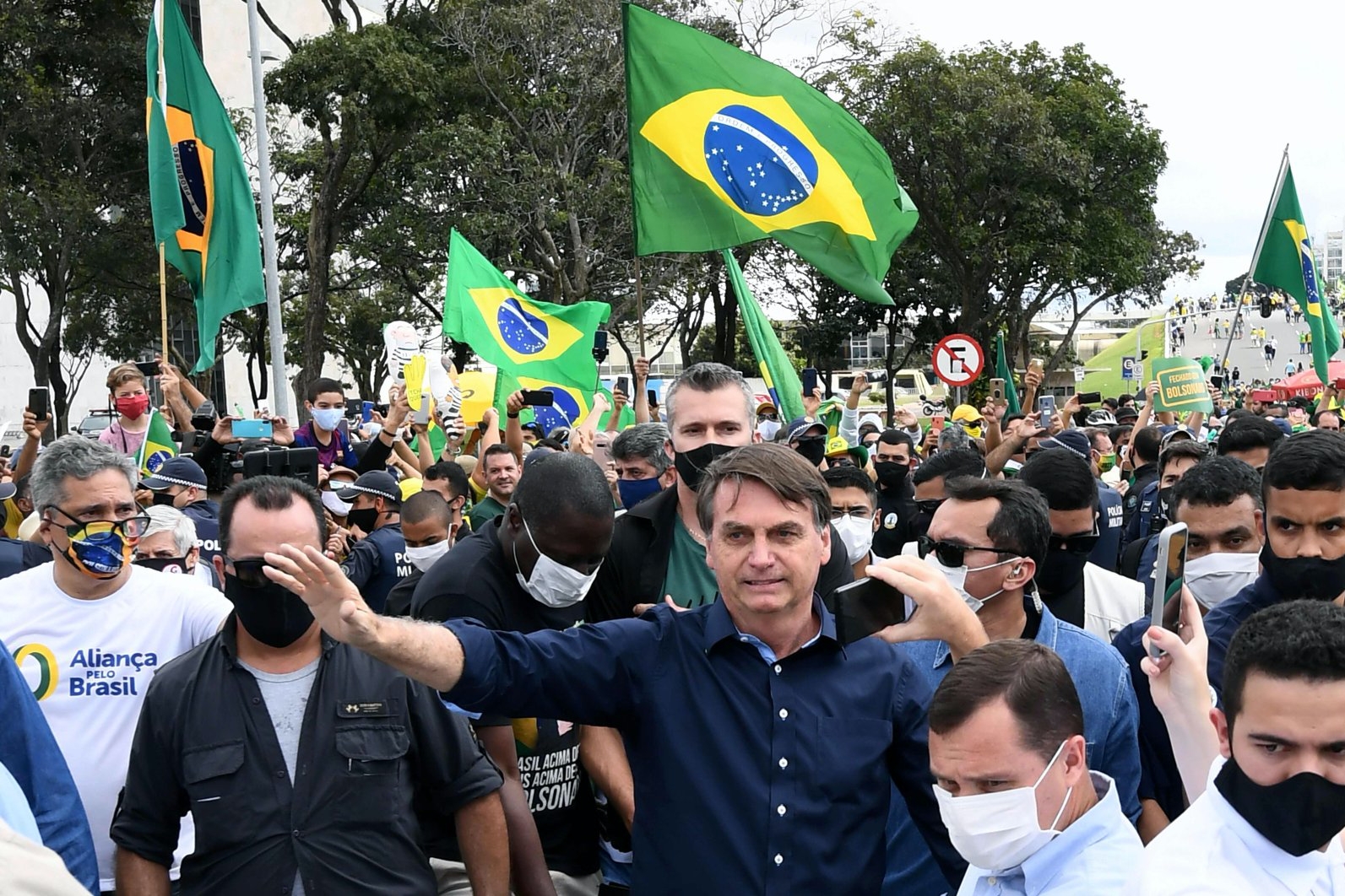 بولسونارو يحيي أنصاره عند وصوله إلى القصر الرئاسي في برازيليا يوم 24 مايو الماضي