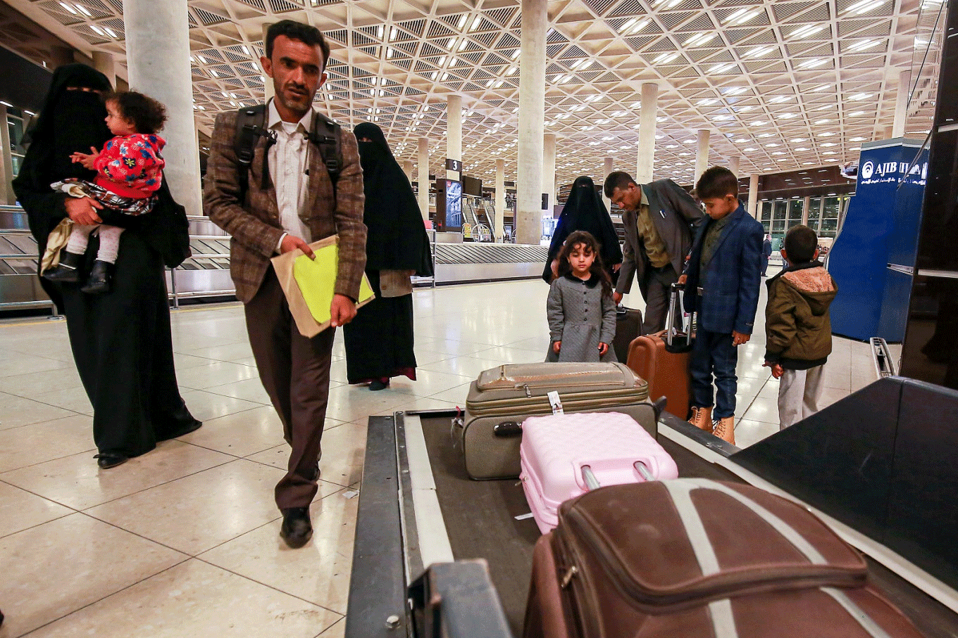 يمنيون في مطار الملكة علياء الدولي في الأردن، بتاريخ الثالث من فبراير 2020