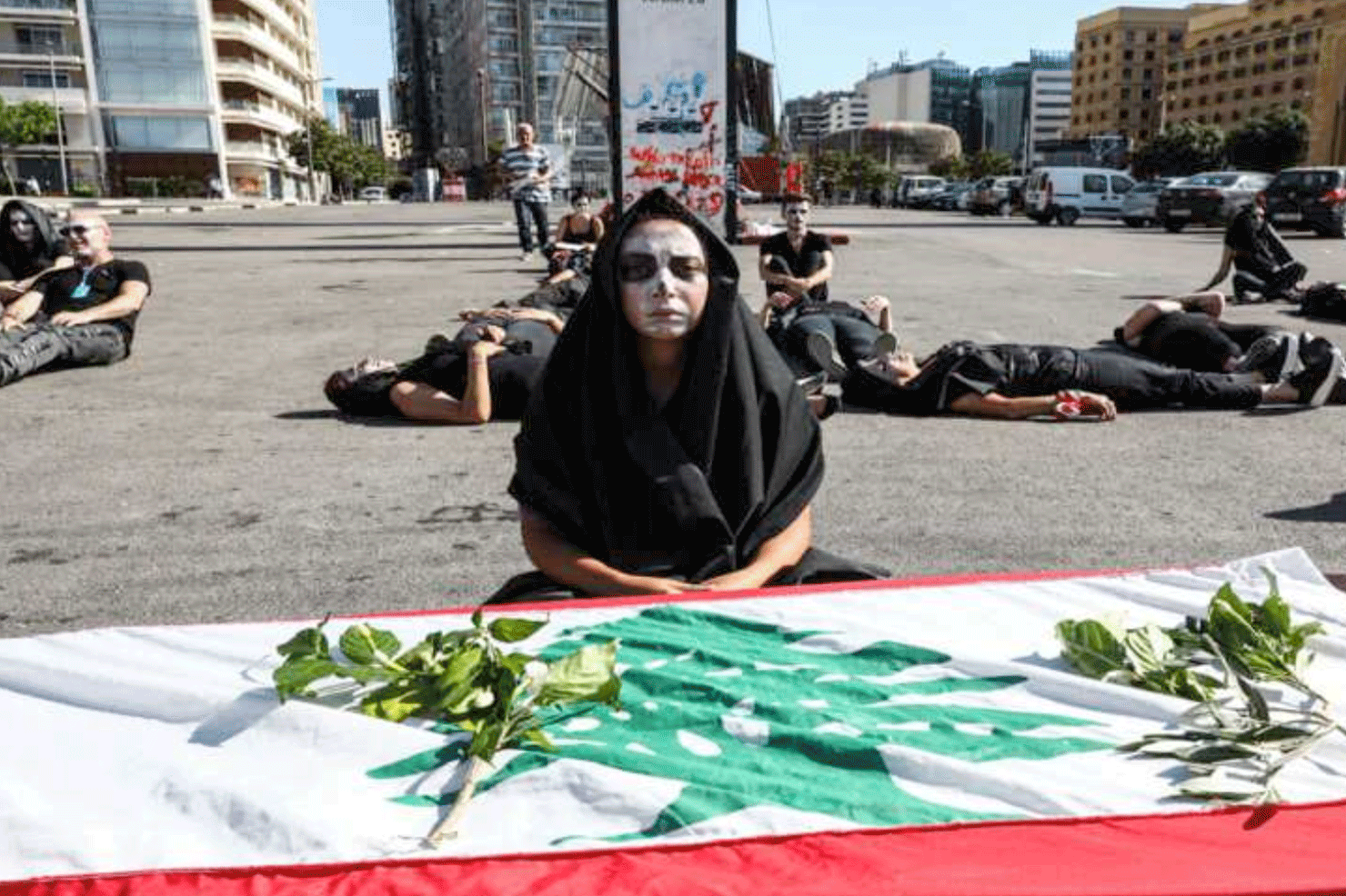 متظاهرون في وسط بيروت يقيمون في 13 يونيو 2020 حفلاً تأبينياً رمزياً للبنان الذي تجتاجه أزمة اقتصادية غير مسيبوفة