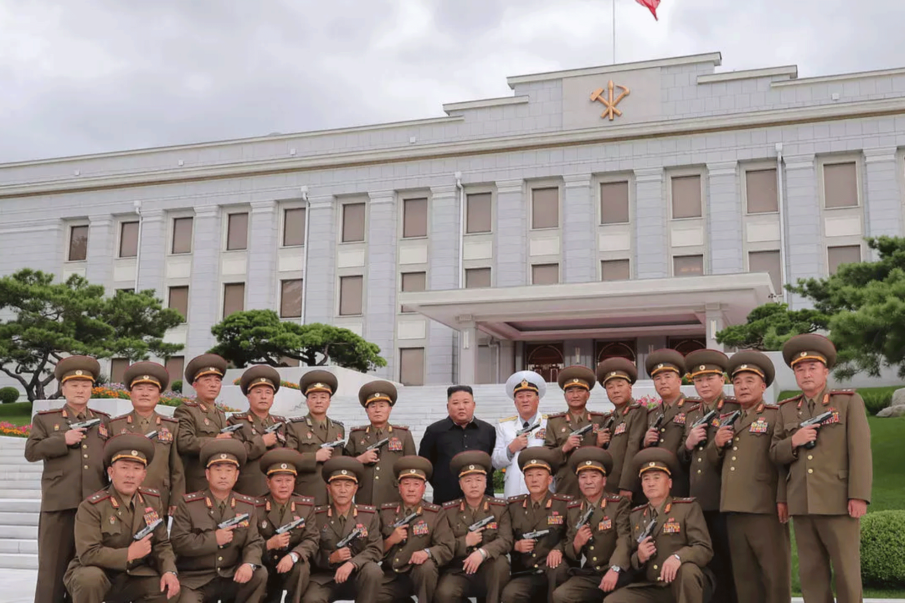صورة التقطت في 26 يوليو 2020 تظهر الكوري الشمالي كيم جونغ أون وحوله جنرالات من جيشه خلال الاحتفال بالذكرى الـ67 لوقف إطلاق النار في شبه الجزيرة الكورية